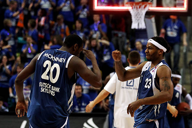 的领导下更 的领导下更